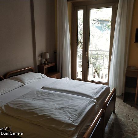Hotel Garden Торри-дель-Бенако Экстерьер фото